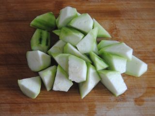 2、丝瓜肉丸汤,去皮切滚刀块
