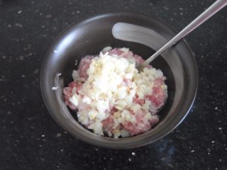 4、丝瓜肉丸汤,搬入姜末，红薯粉