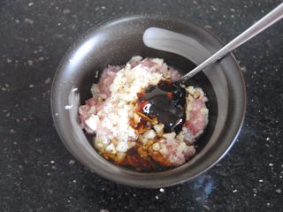 5、丝瓜肉丸汤,加入蚝油，料酒，胡椒粉