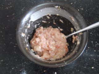 6、丝瓜肉丸汤,拌匀