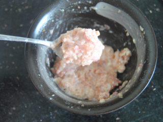 8、丝瓜肉丸汤,用小勺子勺上一小勺