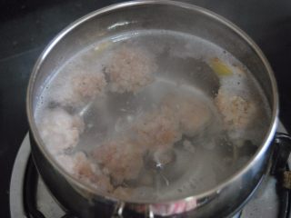 9、丝瓜肉丸汤,放入锅内煮至浮起