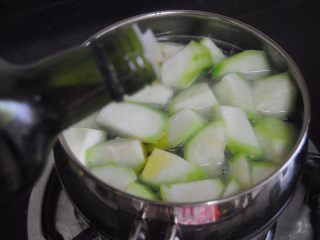 11、丝瓜肉丸汤,倒少许油