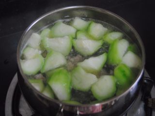 12、丝瓜肉丸汤,煮到丝瓜变软即可