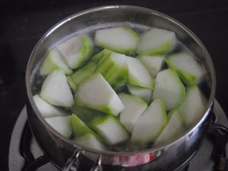 10、丝瓜肉丸汤,加入丝瓜