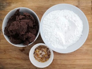 1、冬至美食 豆沙汤圆,先准备好，豆沙，桂花蜜，糯米粉