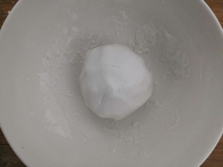 3、冬至美食 豆沙汤圆,把絮状的粉，揉成光滑的团