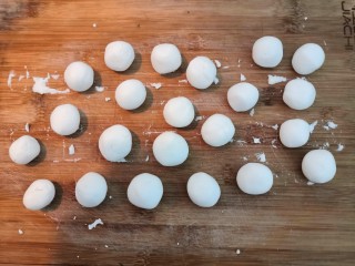 6、冬至美食 豆沙汤圆,把粉段，搓揉成小丸子，备用