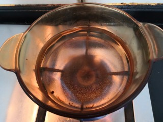 7、冬至美食 豆沙汤圆,锅中加水500克，大火烧开