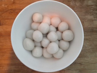 11、冬至美食 豆沙汤圆,把丸子放入碗中，备用