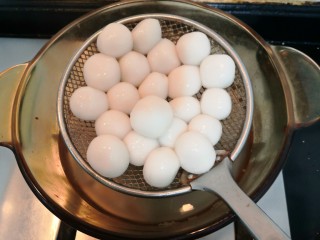 10、冬至美食 豆沙汤圆,丸子浮出水面后，捞出