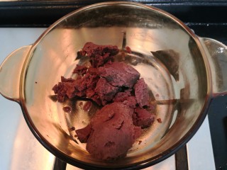 12、冬至美食 豆沙汤圆,把豆沙，倒入锅中