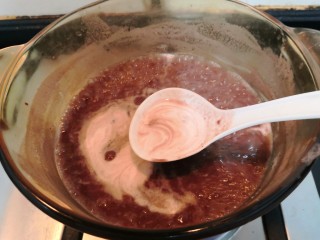 15、冬至美食 豆沙汤圆,煮的过程中，撇去浮沫