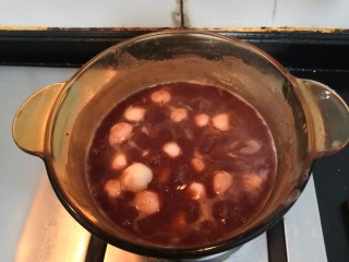 16、冬至美食 豆沙汤圆,煮开后，就把熟丸子，倒入锅中