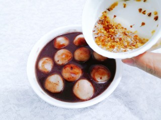 19、冬至美食 豆沙汤圆,盛出后，淋上桂花蜜