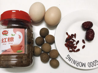 1、桂圆鸡蛋汤,准备所有食材:桂圆,鸡蛋,红枣,枸杞,红糖