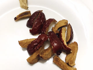 3、桂圆鸡蛋汤,红枣去核备用