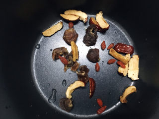 5、桂圆鸡蛋汤,全部洗干净放入锅内