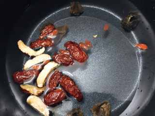 6、桂圆鸡蛋汤,加入适量水