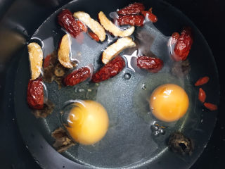 7、桂圆鸡蛋汤,打入两个鸡蛋