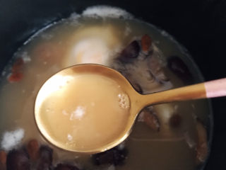 10、桂圆鸡蛋汤,舀起一勺尝一下味道