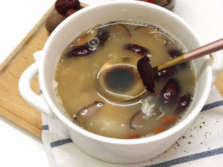 12、桂圆鸡蛋汤,放入汤中溶解