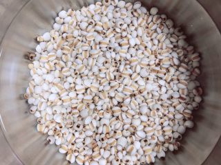 2、冬瓜鲫鱼汤,将薏米仁提前泡至少2小时。