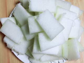 4、冬瓜鲫鱼汤,冬瓜切1厘米的厚片儿待用。