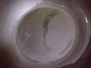 5、冬瓜鲫鱼汤,锅中倒入油,加热至五成热。