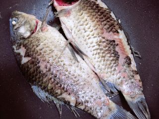 7、冬瓜鲫鱼汤,翻面后继续煎制,煎制1分钟。