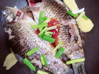 9、冬瓜鲫鱼汤,再放入葱姜,煸香葱姜。