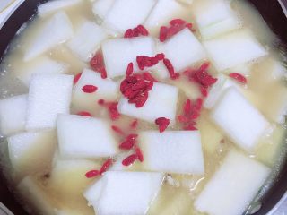 14、冬瓜鲫鱼汤,再放入枸杞子,继续炖煮。