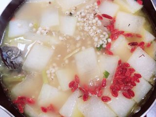 15、冬瓜鲫鱼汤,中小火炖煮10分钟,冬瓜炖好入味即可出锅了。