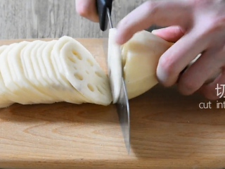 2、绝对停不了嘴，爆爆爆好吃的凉拌香辣藕片,切成片状