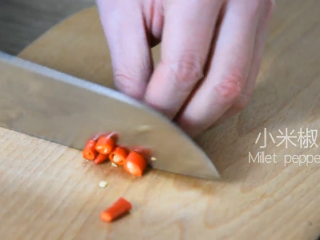 3、绝对停不了嘴，爆爆爆好吃的凉拌香辣藕片,小米椒切圈状