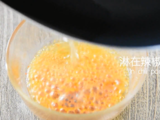 8、绝对停不了嘴，爆爆爆好吃的凉拌香辣藕片,淋在辣椒粉上