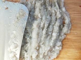 5、虾滑娃娃菜,然后把虾剁成虾泥。也可以用料理机直接打成泥。我喜欢手工制作。