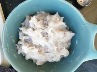 7、虾滑娃娃菜,搅拌好以后放在冰箱冷藏半小时。