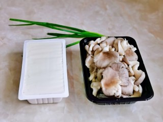 1、平菇豆腐汤,准备食材。