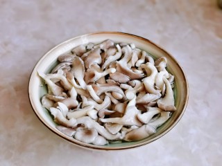 3、平菇豆腐汤,冲洗干净后放入大口器具中,加入适量盐泡5分钟。