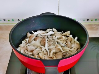 5、平菇豆腐汤,将平菇焯水,冷水下锅,烧开后煮2分钟。