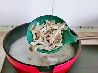 6、平菇豆腐汤,捞出过冷水。
