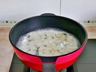7、平菇豆腐汤,再将豆腐焯水,水开后下豆腐,大火烧开捞出淋干水分备用。