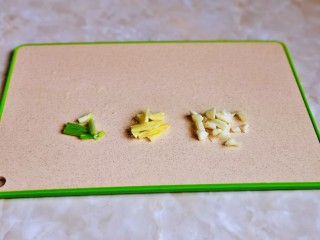 8、平菇豆腐汤,葱姜蒜去皮切好。