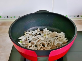 9、平菇豆腐汤,起油锅,加入葱姜蒜煸炒,再加入焯水的平菇。