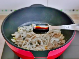 10、平菇豆腐汤,加入一勺生抽翻炒。