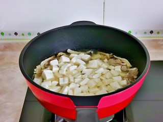 11、平菇豆腐汤,加入纯净水,再加入豆腐块。
