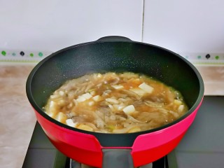 13、平菇豆腐汤,大火烧开,转中小火煮三分钟,关火出锅。