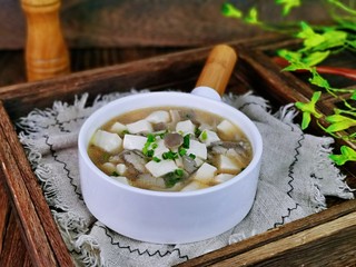 14、平菇豆腐汤,盛出装盘,撒上葱花。