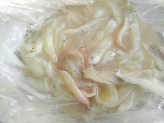 1、银鱼西红柿汤,市场上新买来的银鱼 ，我们称之为面条鱼 ，春天这个时候正是吃银鱼的季节，一个个胖胖乎乎的都是籽